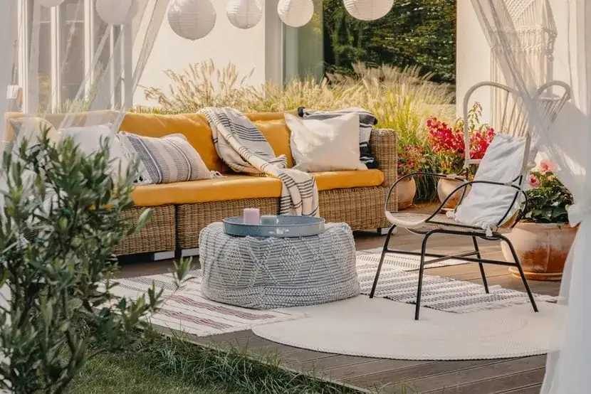 Modne aranżacje ogrodu styl boho i naturalne materiały