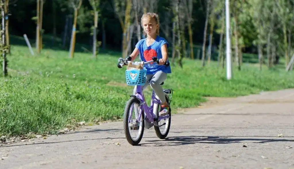 rodzina na rowerach Grodzisk Mazowiecki Stawy Walczewskiego