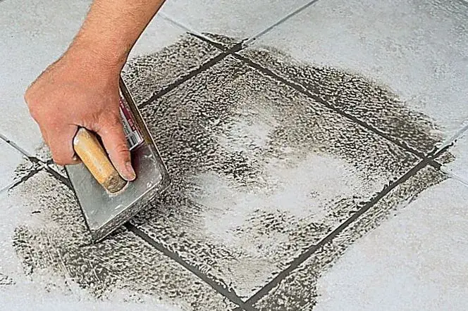 wymiana uszkodzonej płytki ceramicznej krok po kroku