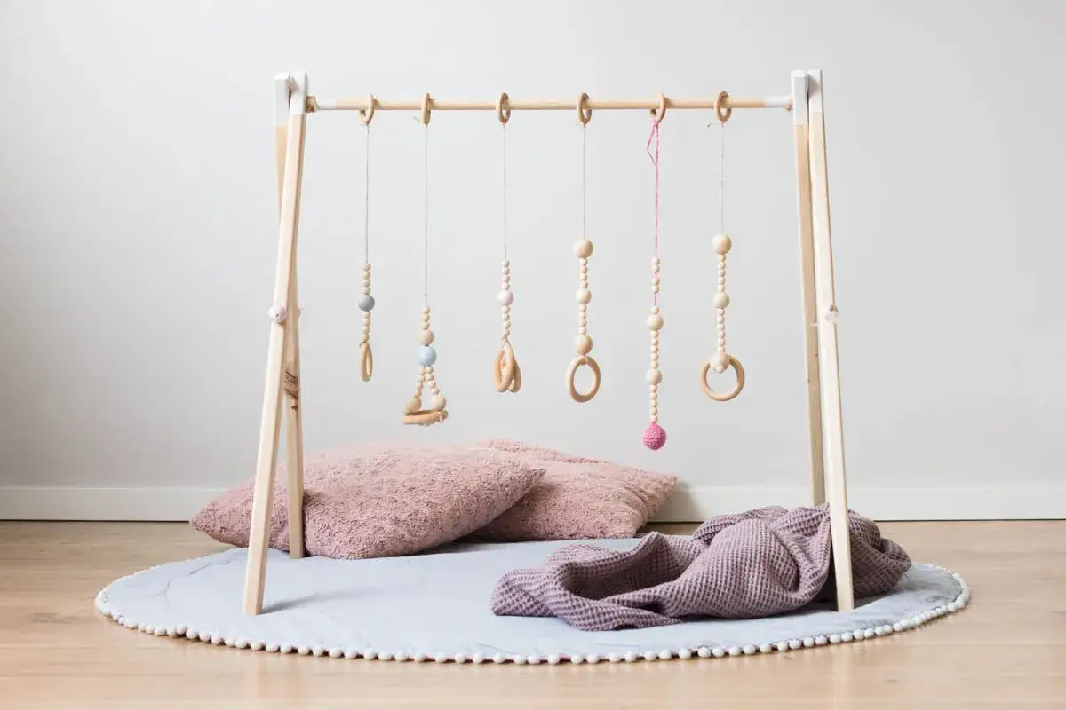 DIY stojak edukacyjny drewniany, baby gym inspiracje