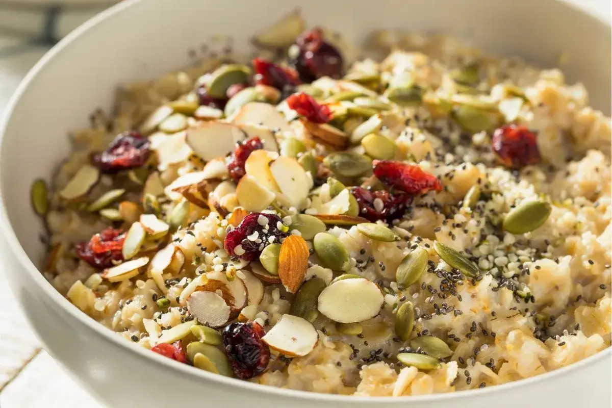 Owsianka z migdałami, żurawiną i pestkami dyni, kt&oacute;re mają wiele cennych właściwości.