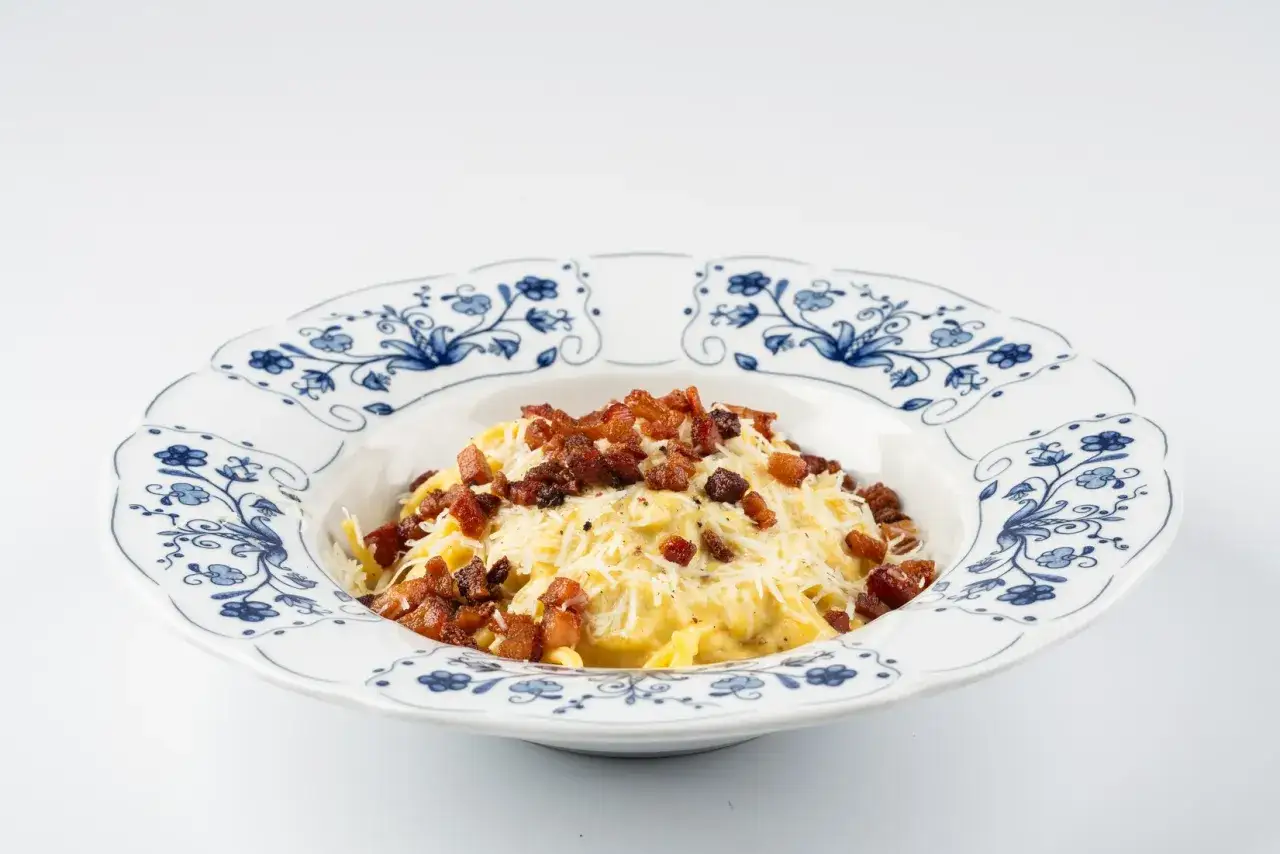 Pyszne spaghetti carbonara z chrupiącym boczkiem i parmezanem. Idealne, by zapytać 
