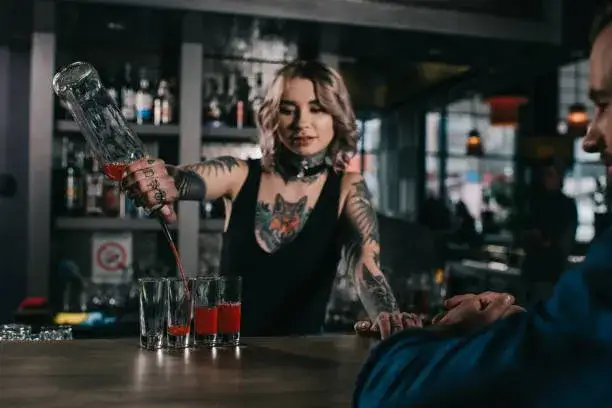 barman robiący drinki