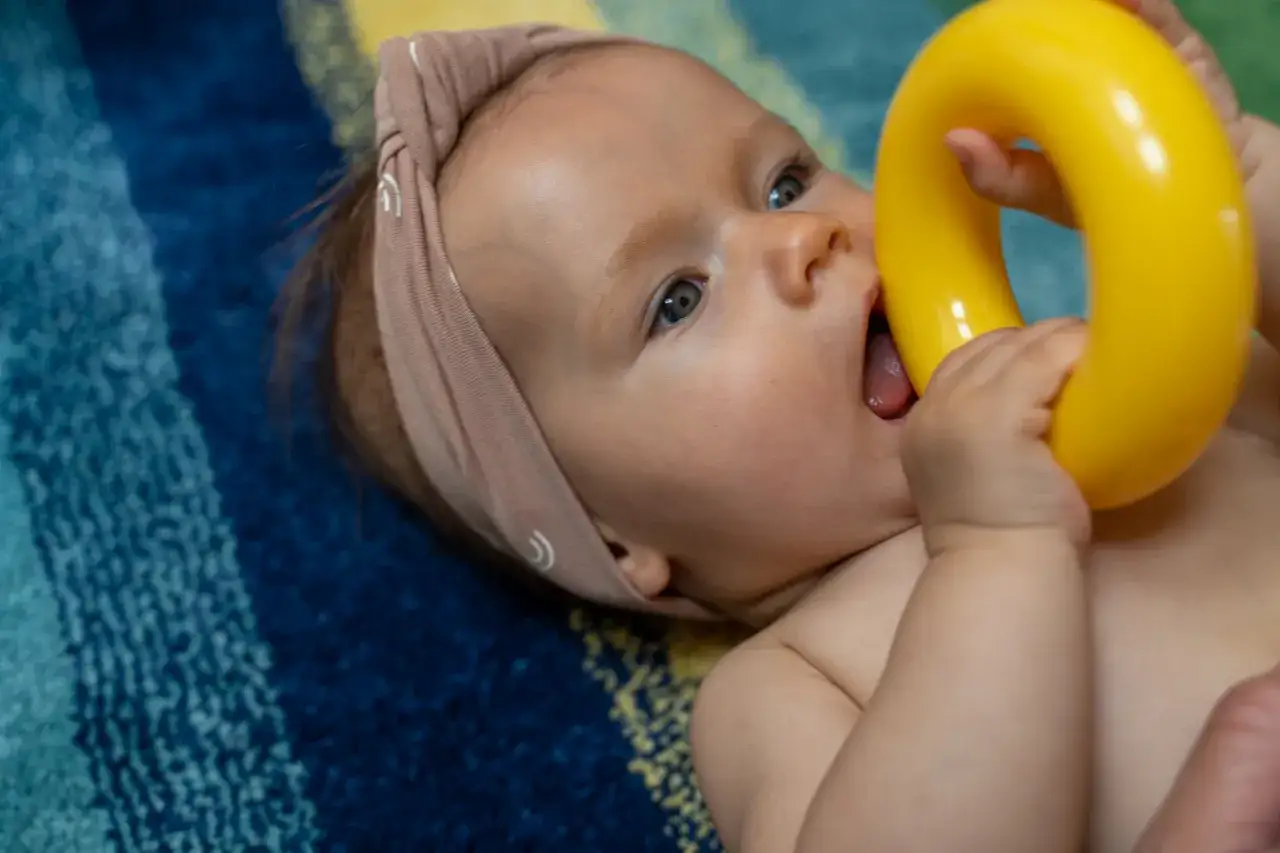 dziecko bawi się gniotkiem sensorycznym