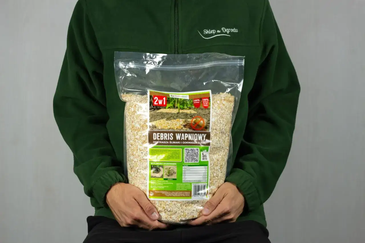 Opakowanie wapna na ślimaki, kt&oacute;re odstrasza szkodniki i odkwasi glebę. Produkt 2w1 w 5kg opakowaniu.