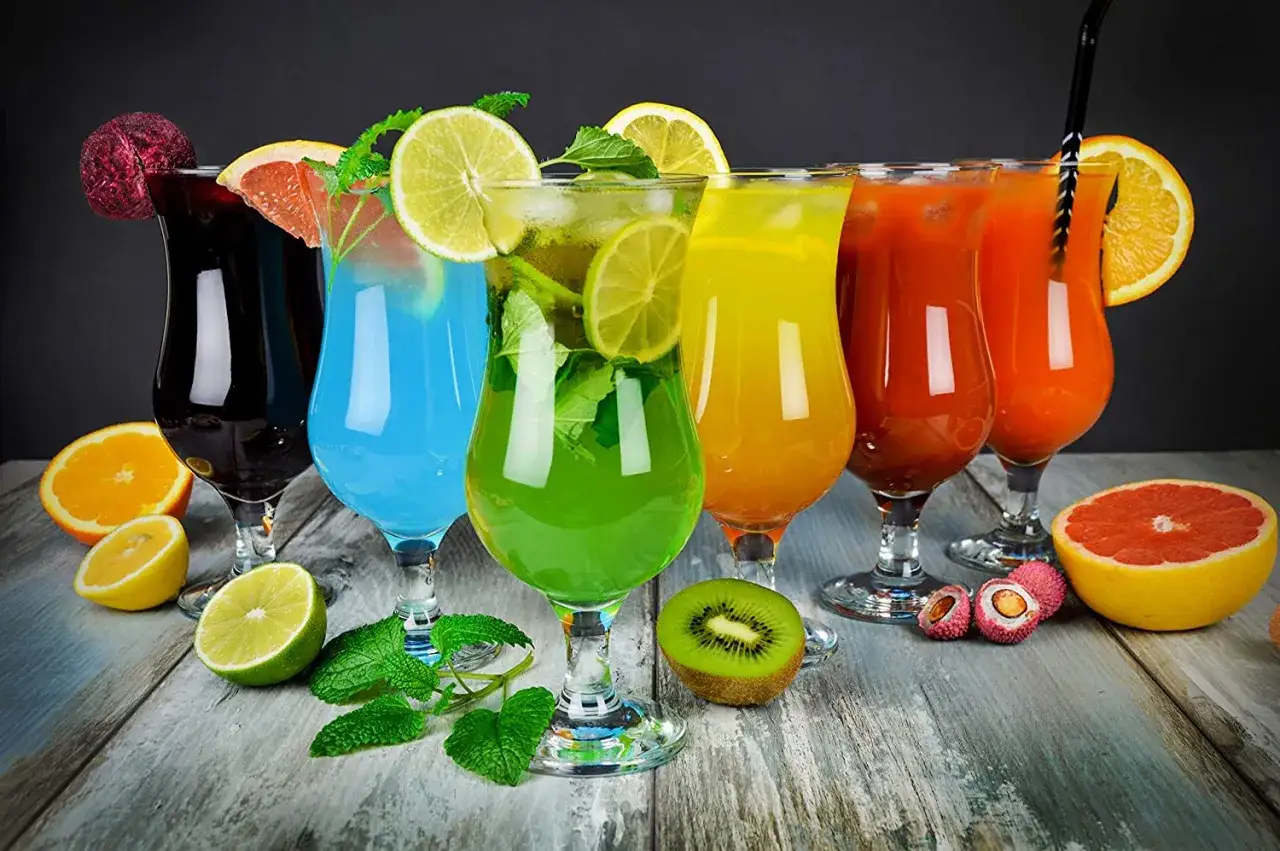 r&oacute;żne szklanki do drink&oacute;w i koktajli