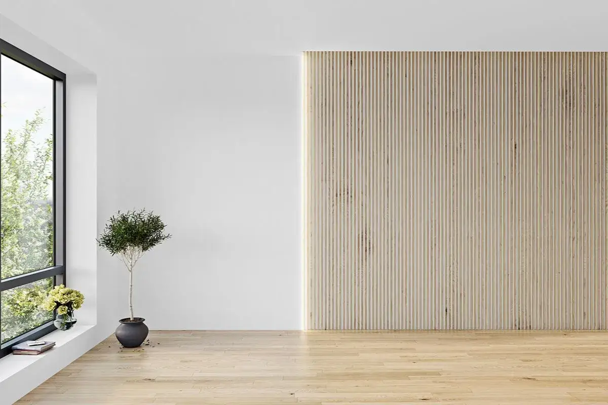 Minimalistyczne wnętrze z drewnianą ścianą z lameli, rośliną i oknem. Inspiracja, jak zrobić lamele.