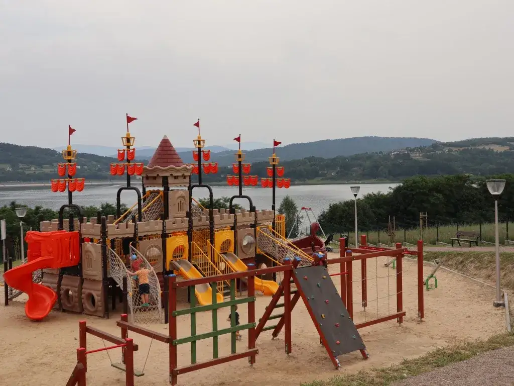 Jezioro Mucharskie plac zabaw Dąbrówka