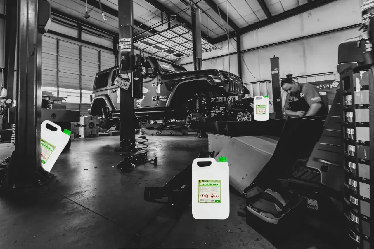 Uszkodzony lakier samochodowy benzyną ekstrakcyjną