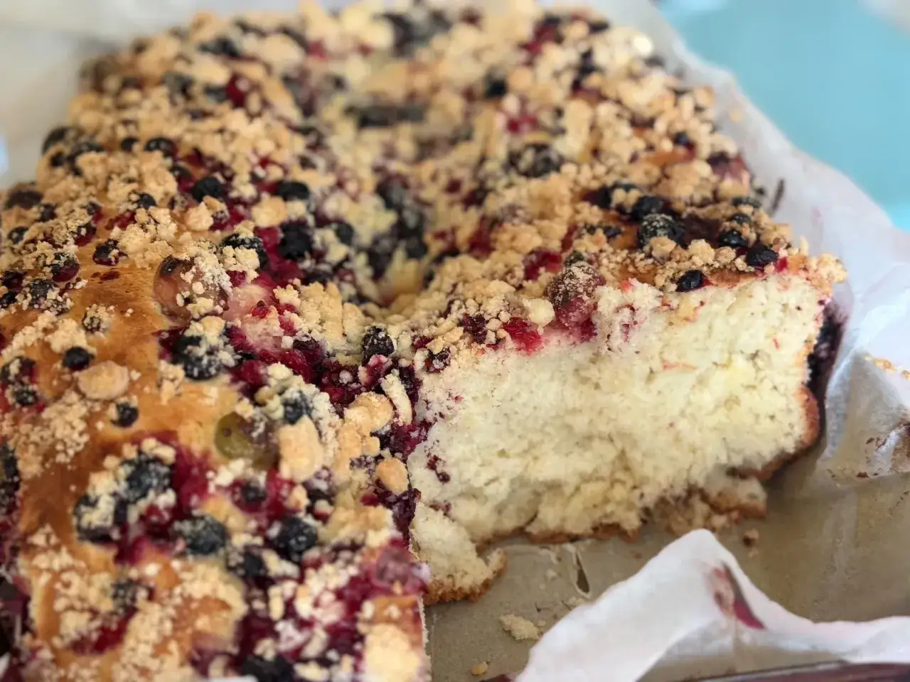 Puszysty, szybki placek drożdżowy z kruszonką i jagodami. Idealny na deser.