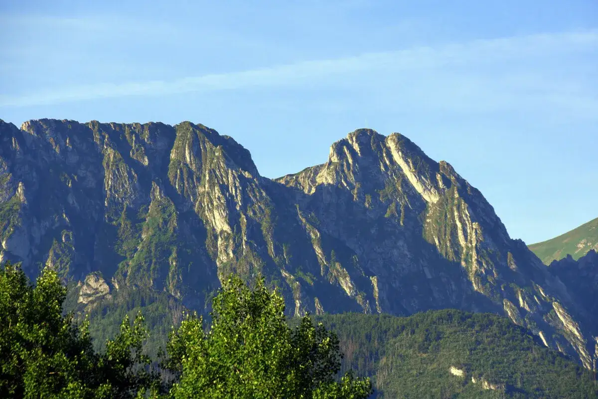 Majestatyczny Giewont, niczym śpiący rycerz, wznosi się na tle błękitnego nieba.