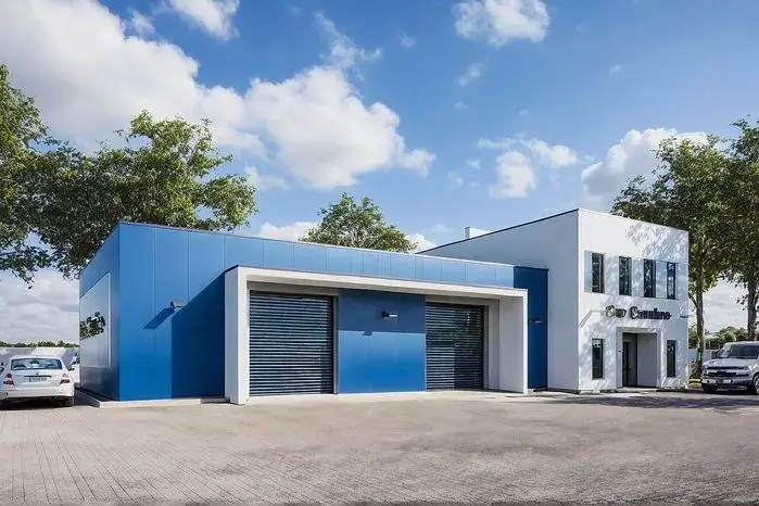 Warsztat samochodowy z różnymi instalacjami środowiskowymi