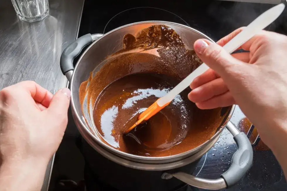 domowa wegańska czekolada krok po kroku, rozpuszczanie czekolady kąpiel wodna