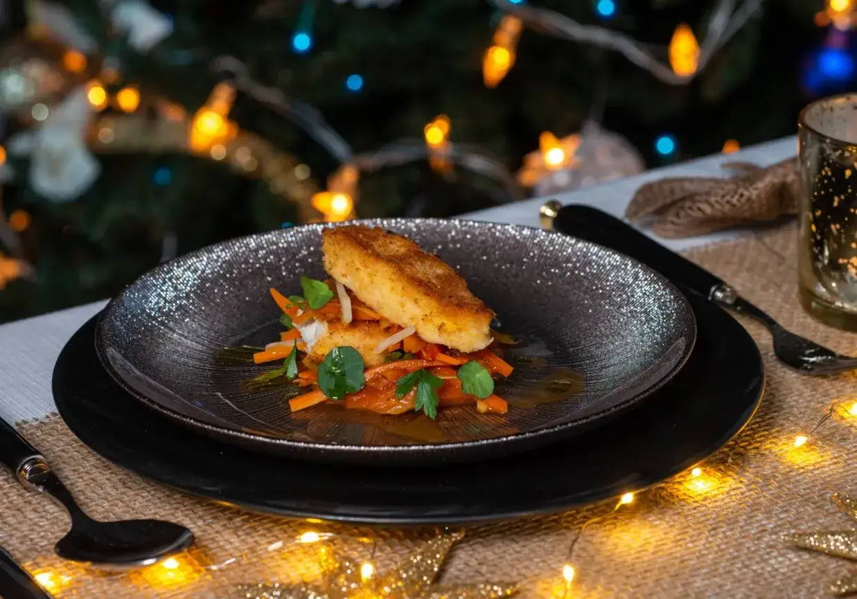 Ryba po grecku na talerzu