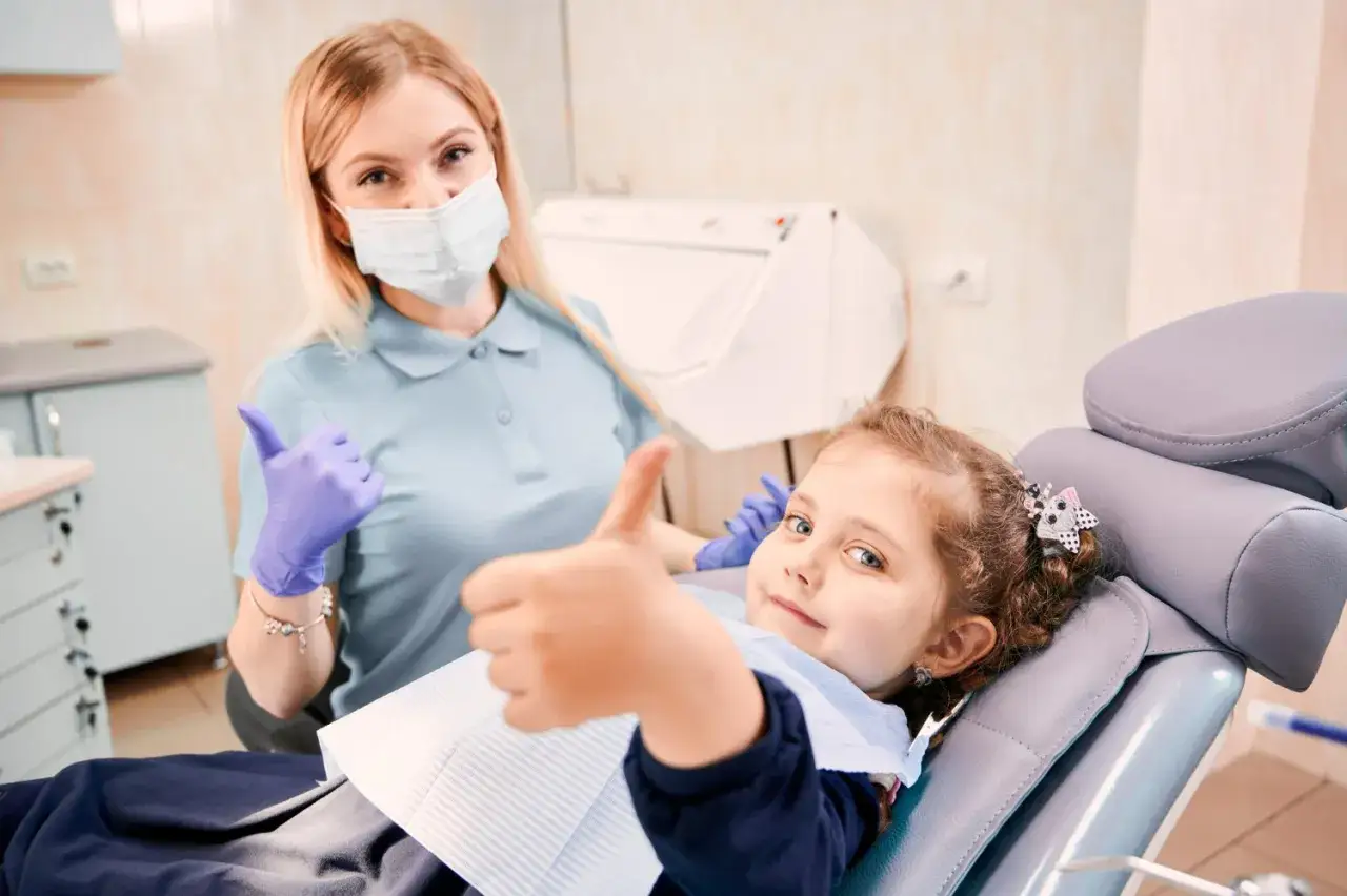 rodzic z małym dzieckiem u dentysty
