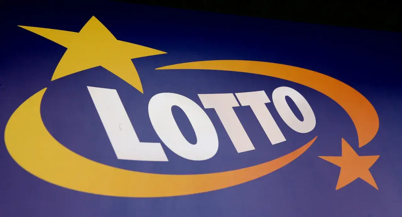 Logo LOTTO z gwiazdkami i łukami. Czy można wycofać się z pożyczki po wygraniu nagrody rzeczowej w loterii?