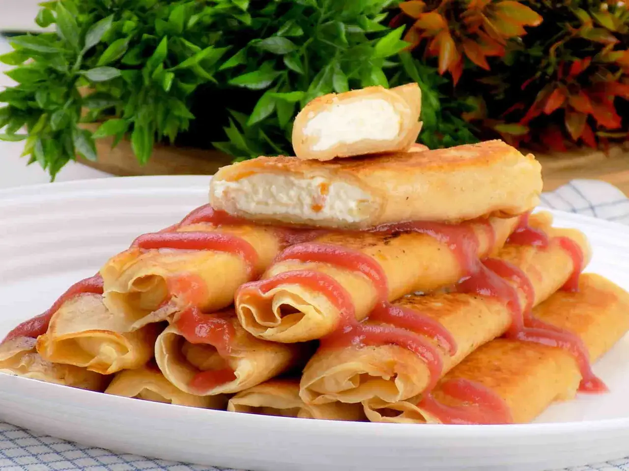 Roladki z serem, polane sosem, idealne na bezglutenowy przepis. Pyszne i łatwe w przygotowaniu.