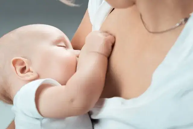 matka karmiąca piersią uśmiechnięta dziecko samoregulacja