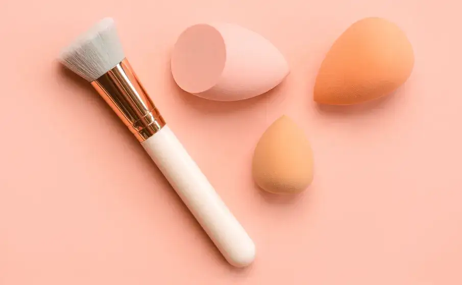 narzędzia do aplikacji pudru pędzel gąbka