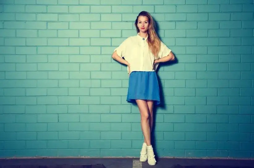 Stylizacje z niebieską sp&oacute;dnicą r&oacute;żne odcienie i fasony