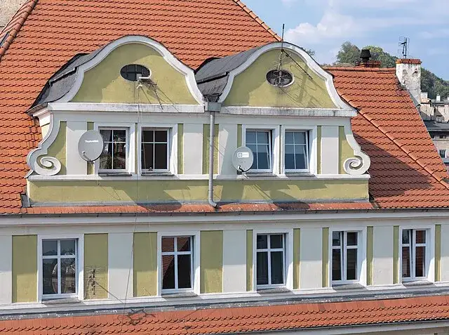 r&oacute;żnice mansarda facjatka strych