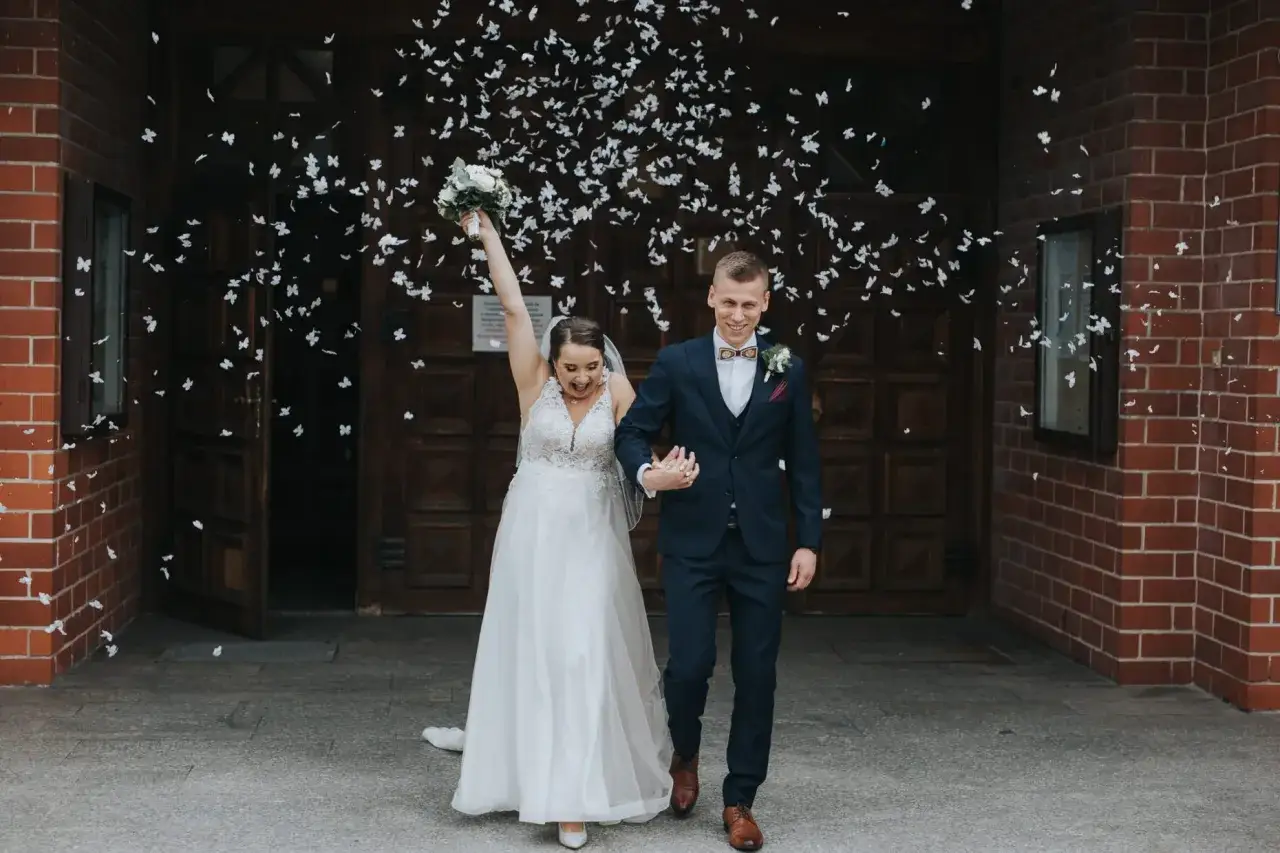 konfetti na weselu wychodząca para młoda