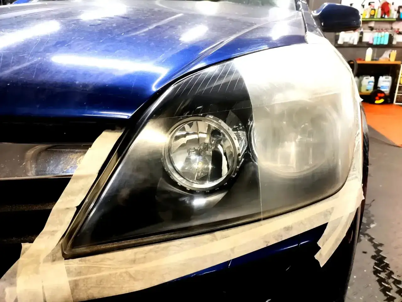 Zabezpieczanie lamp po polerowaniu taśmą maskującą.