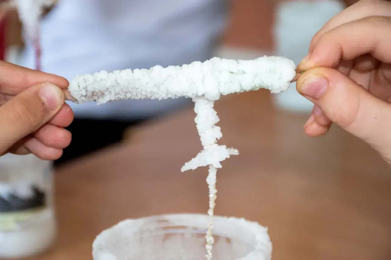 dziecko wykonujące eksperyment z solą i sznurkiem