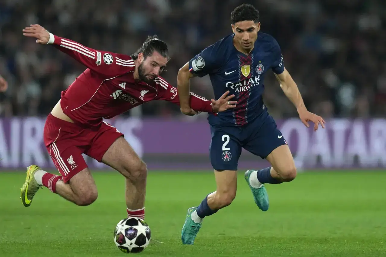 Piłkarze Liverpoolu i PSG walczą o piłkę. Gdzie oglądać mecze liga mistrzów? Sprawdź transmisje!