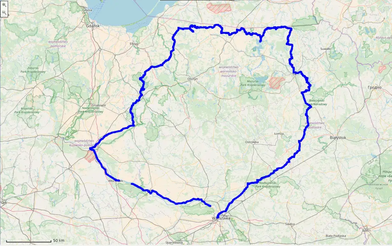 Motocyklista na malowniczej drodze Mazury