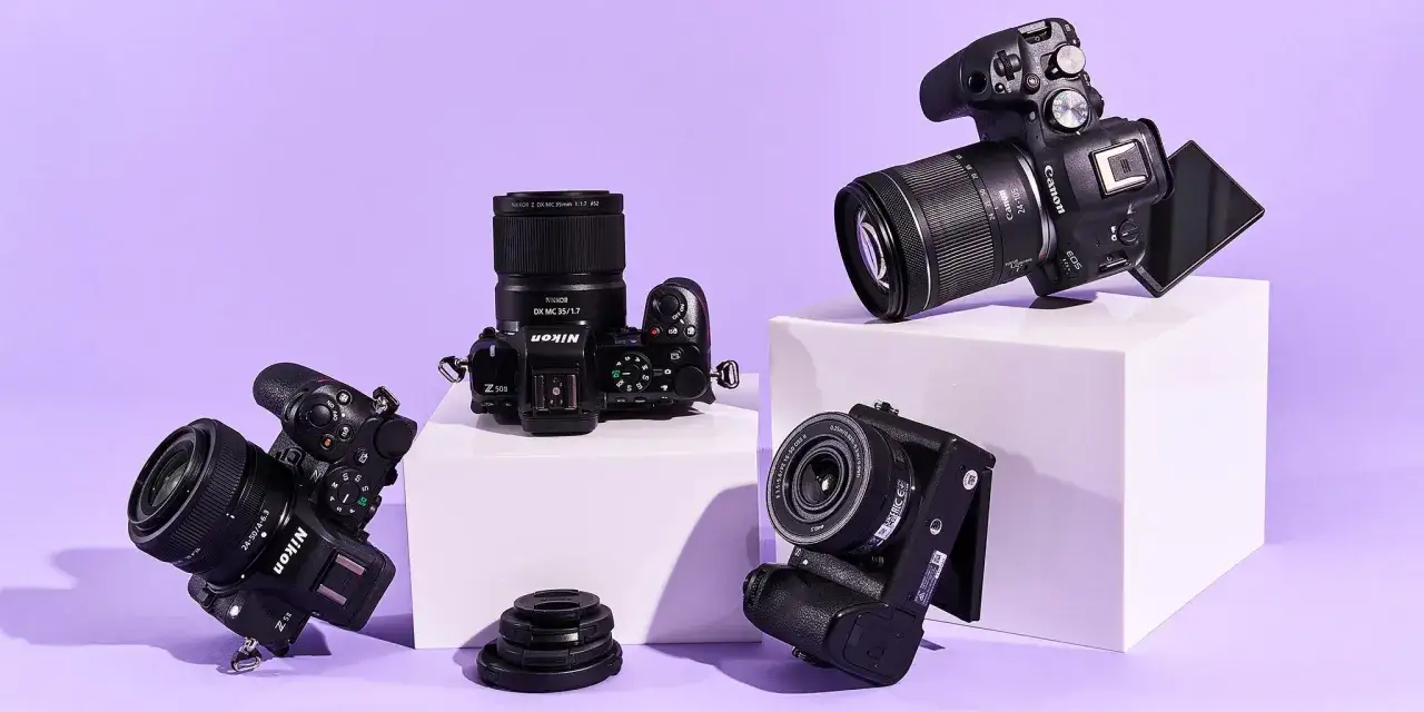Trzy aparaty: dwa Nikon Z50 i jeden Canon EOS R10. Konkurent Nikona, Canon, prezentuje się obok.