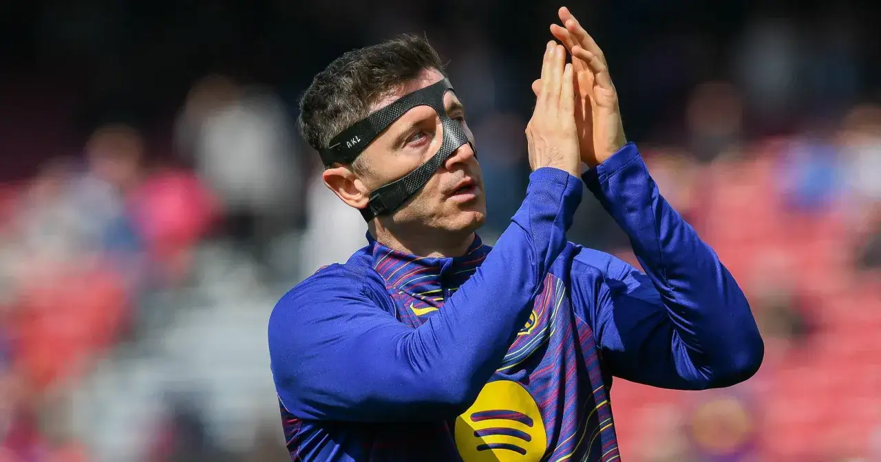 Robert Lewandowski w masce ochronnej, z dłońmi złożonymi w geście wdzięczności. Jego zarobki w Barcelonie budzą dyskusje, ale forma na boisku mówi sama za siebie.