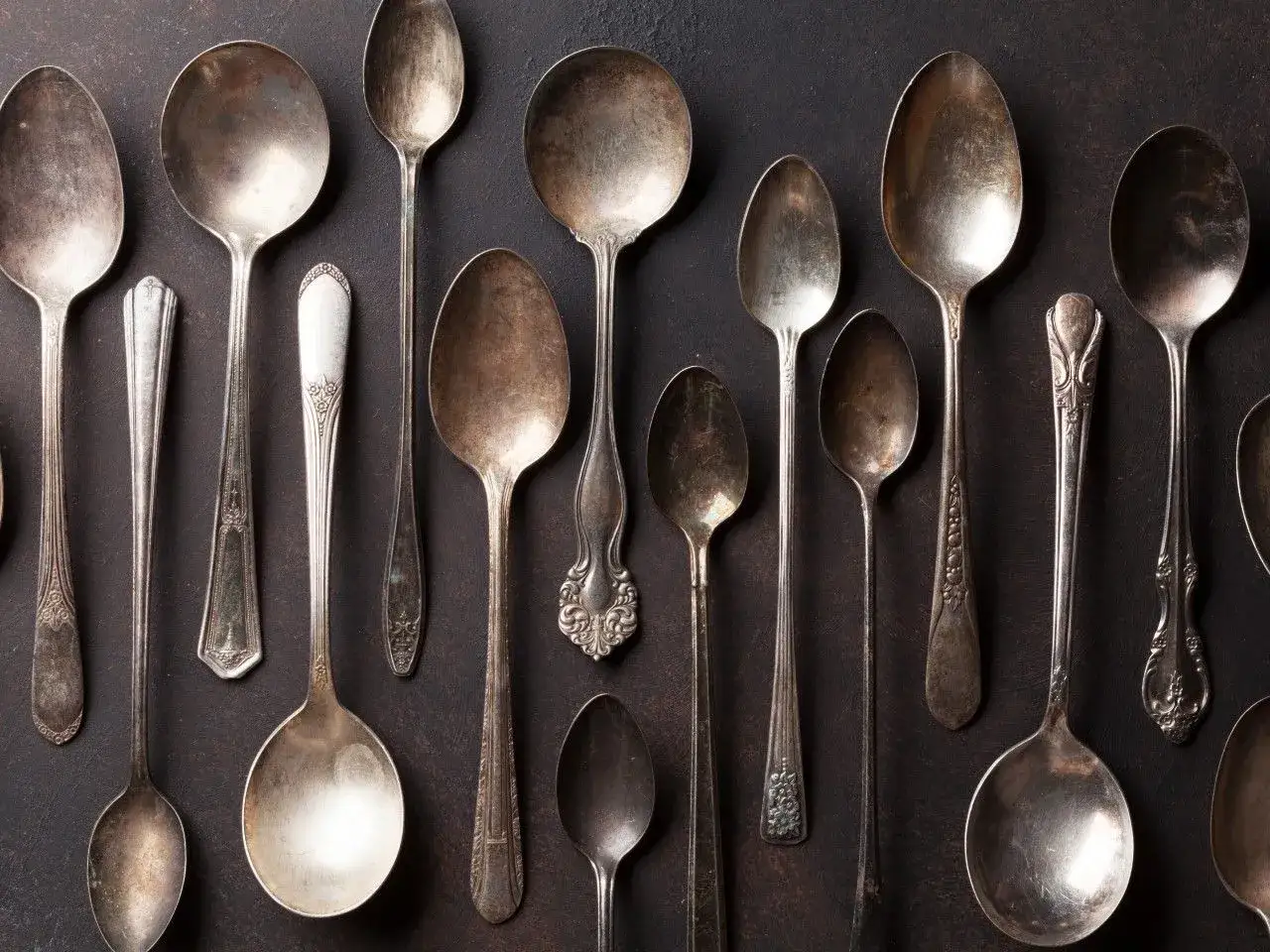 różne rodzaje łyżek miarowych i cukru