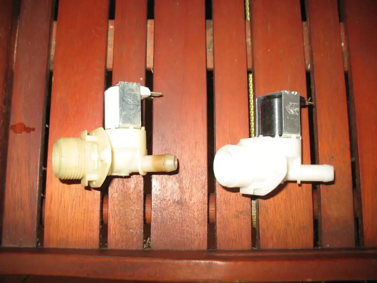 Dwa elektrozawory do zmywarki. Dowiedz się, jak sprawdzić elektrozawór, gdy zmywarka nie pobiera wody.