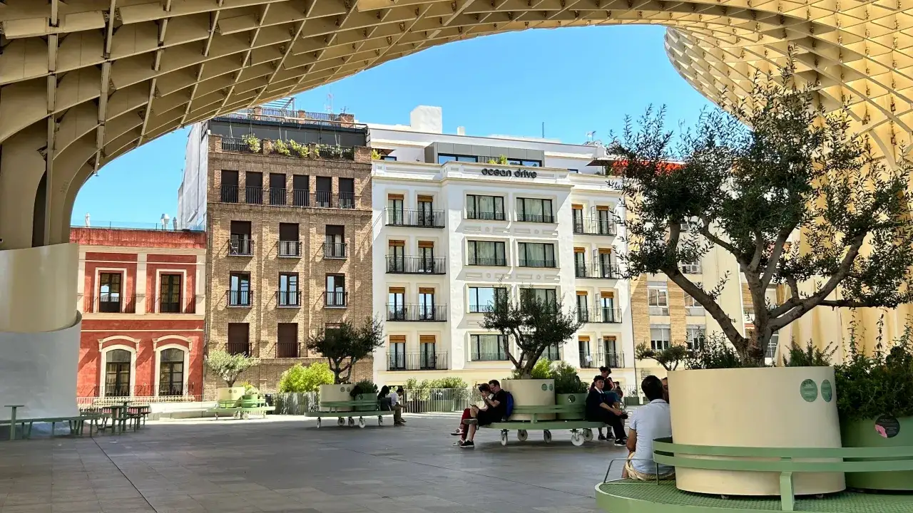 Wybór między włochy czy hiszpania na wakacje? Ten plac w Sewilli z nowoczesną architekturą i zielenią zachęca do odpoczynku.
