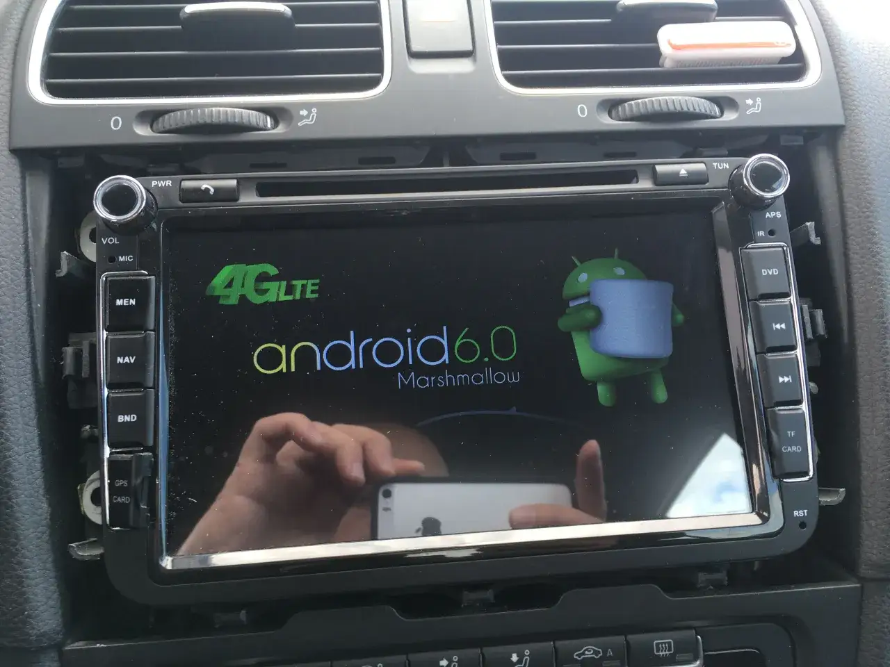 Ekran radia z Androidem 6.0 Marshmallow. Widoczny przycisk 