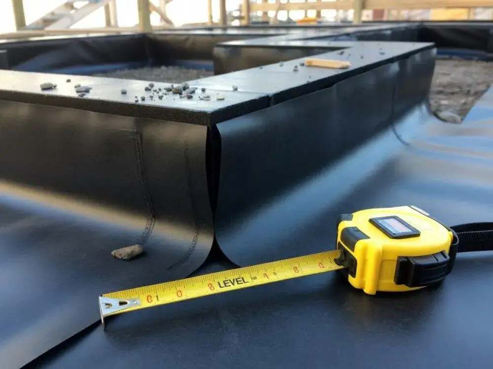 układanie papy termozgrzewalnej na ławie fundamentowej