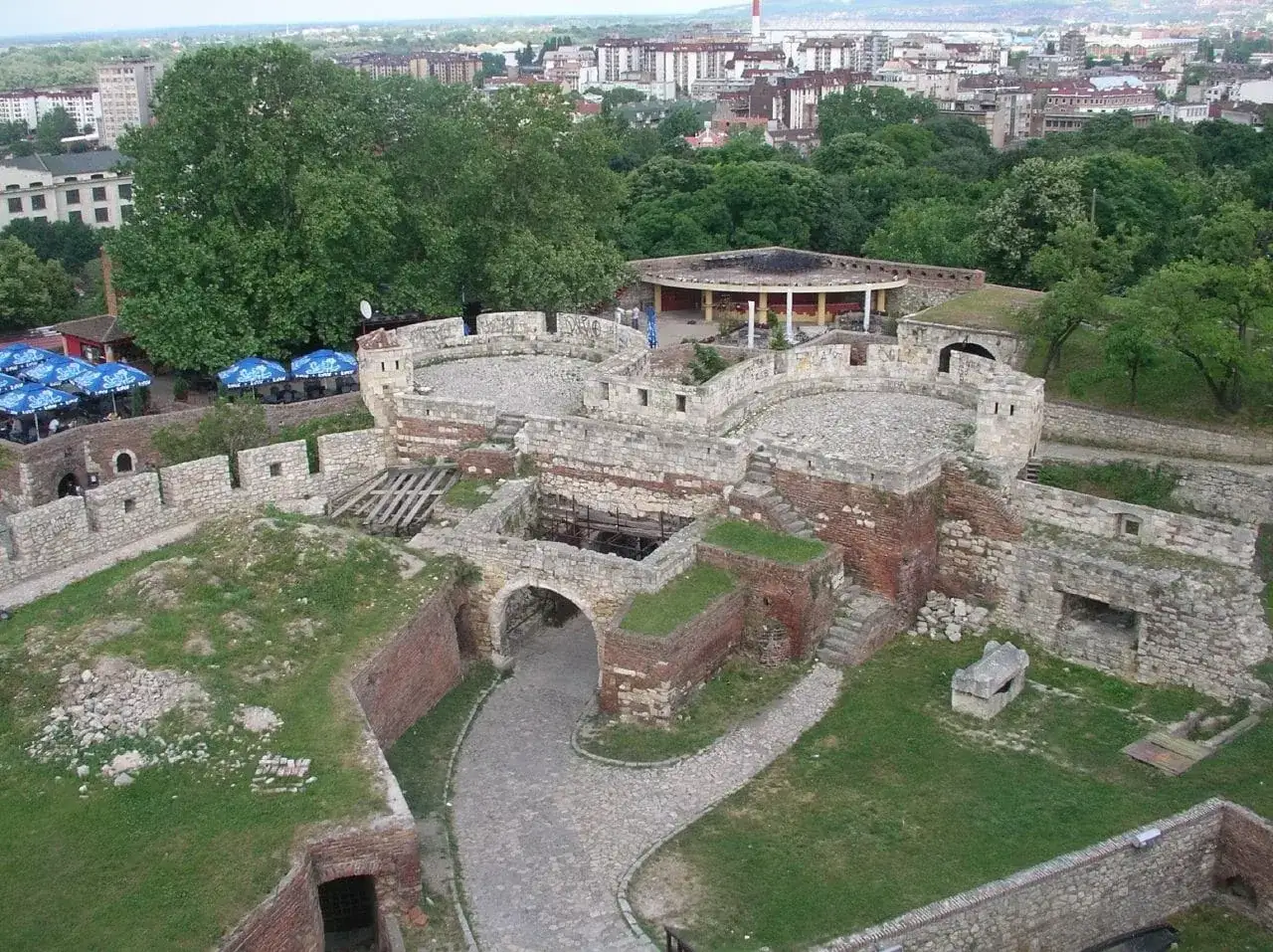 Twierdza Kalemegdan, jeden z 7 cud&oacute;w Serbii, z widokiem na Belgrad.