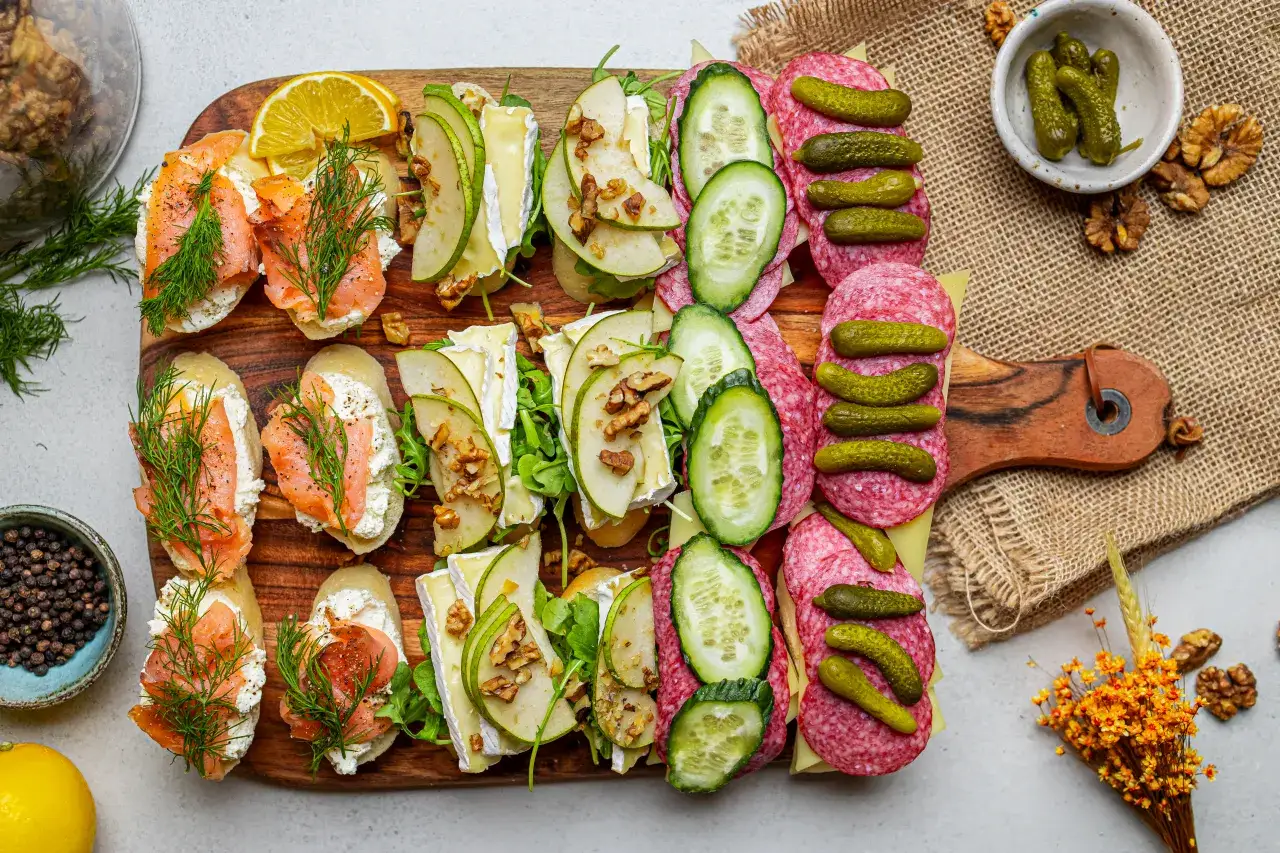 Wyśmienite kanapki na imprezę: z łososiem, serem brie i gruszką, a także z salami i ogórkiem.