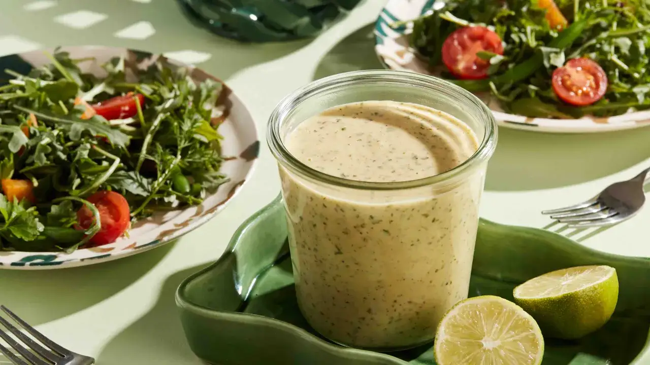 vari tipi di condimenti per insalata fatti in casa
