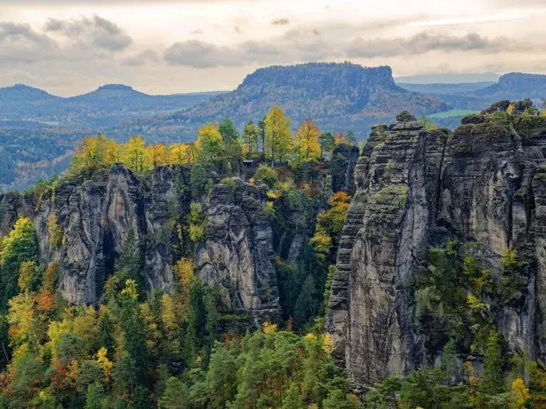 Panoramaaufnahme einer deutschen Mittelgebirgslandschaft wie dem Harz oder Schwarzwald bei sonnigem Wetter