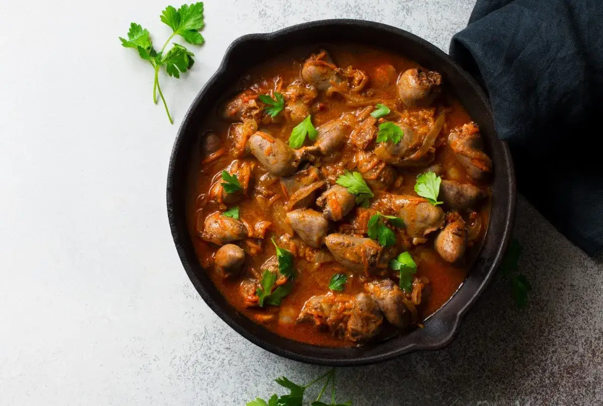 Serca drobiowe w sosie, gotowe do podania. Pyszny sposób, jak przyrządzić serca drobiowe, z natką pietruszki.