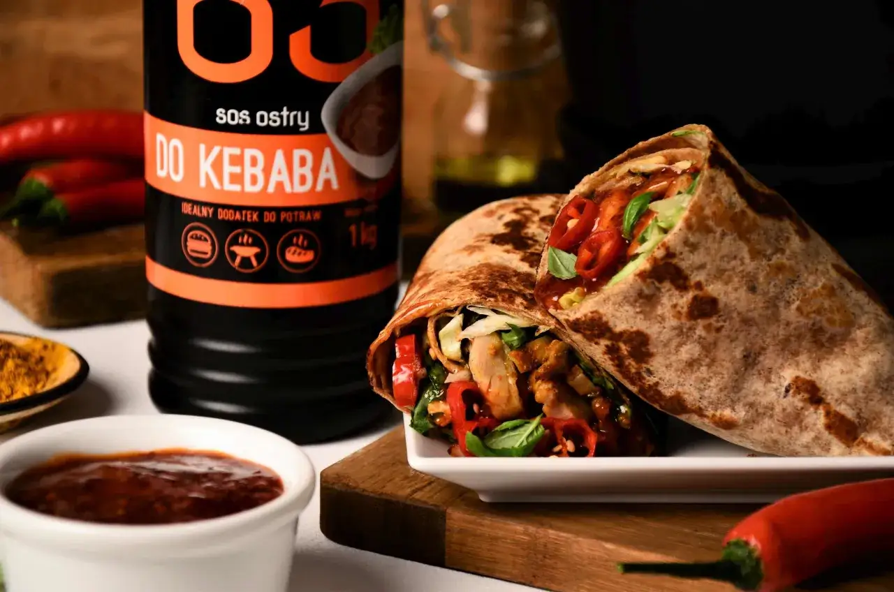 Pikantny turecki sos do kebaba idealnie podkreśla smak soczystego mięsa i świeżych warzyw w tortilli.