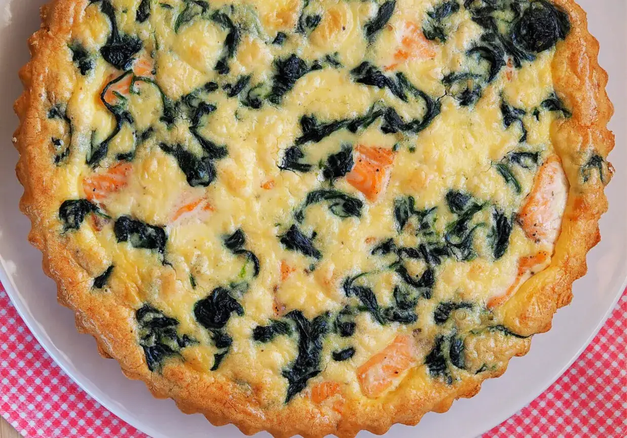 Pyszna tarta z łososiem i szpinakiem, ze złotym, chrupiącym ciastem. Idealna na obiad lub kolację.