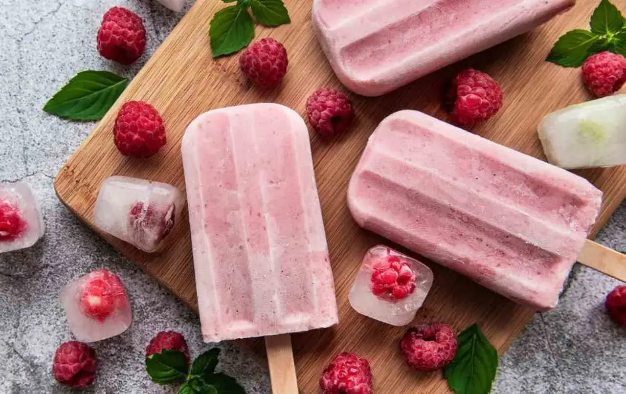 Malinowe lody na patyku i kostki lodu z malinami. Idealne przepisy na zdrowe lody, kt&oacute;re zachwycą każdego.