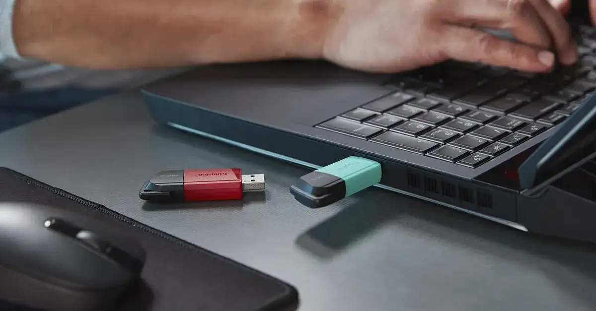 Pendrive w porcie USB komputera