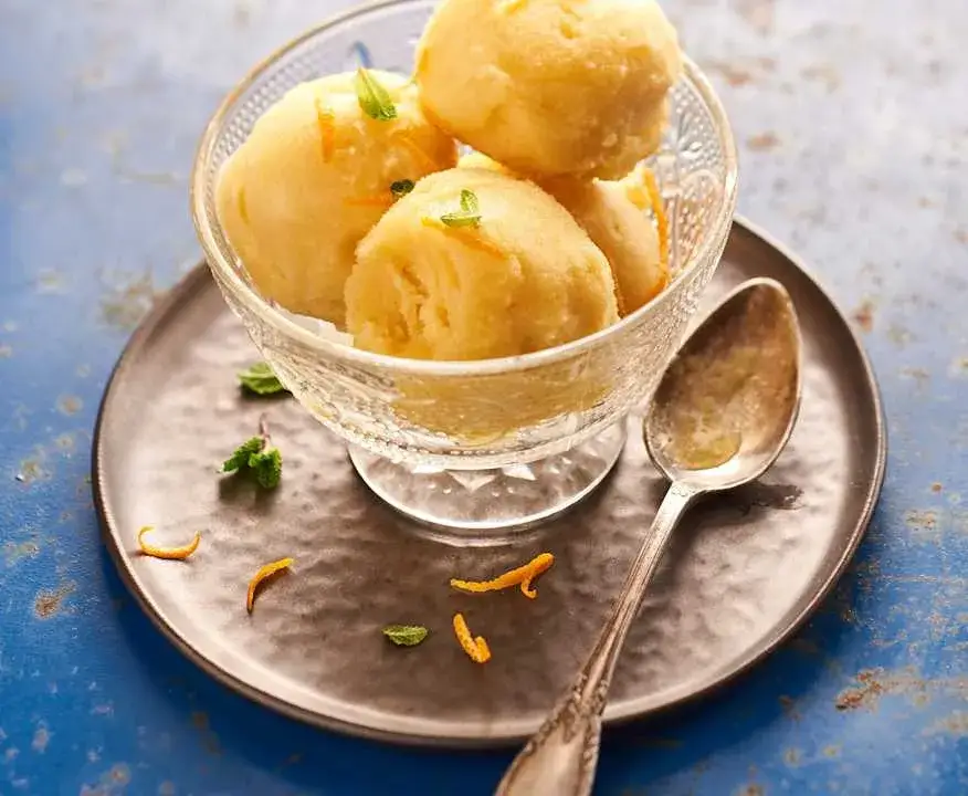Sorbet pomarańczowy z miętą i świeżymi owocami
