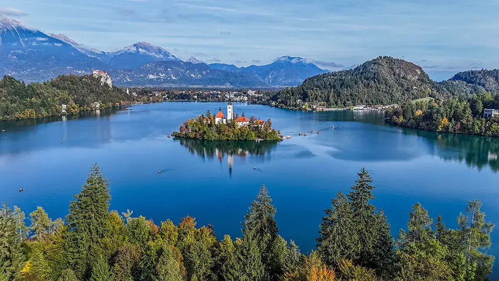 Jezioro Bled z wyspą i zamkiem, panorama Słowenii