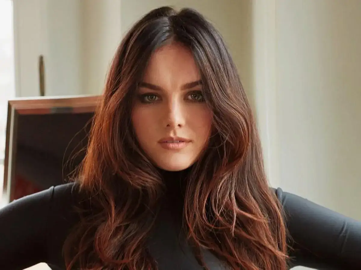 Ewa Farna schudła, prezentując się w czarnym golfie z burzą brązowych włosów.