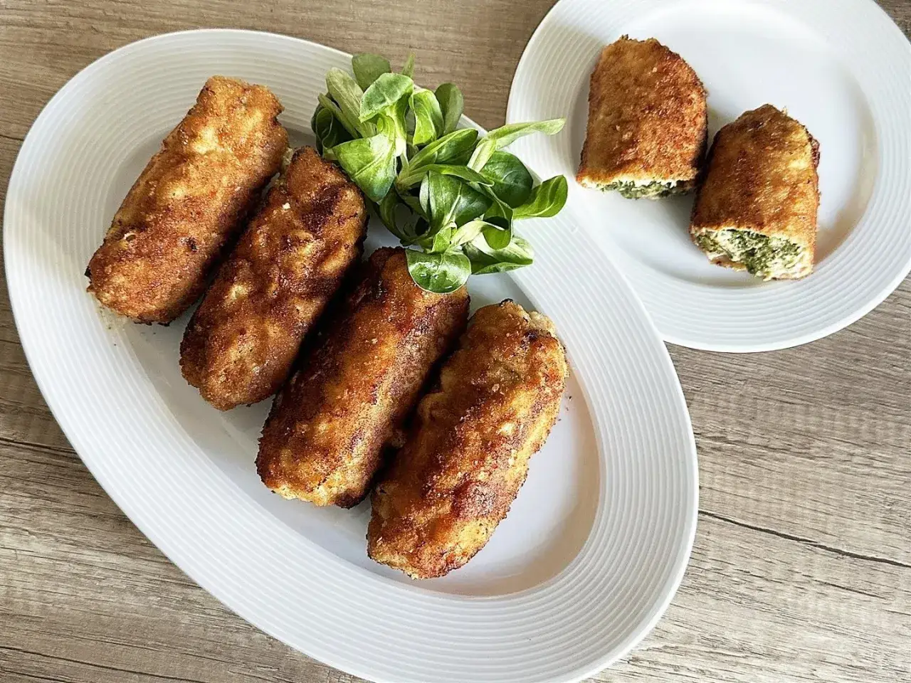 Idealne kotlety ze schabu na obiad, chrupiące i złociste, podane z sałatką.